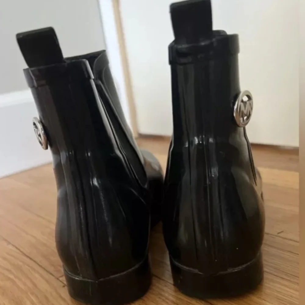 Michael Kors Women's Black Rain Booties Rubber Ankle Boots Size 7 MSRP $99 - Picture 4 of 7